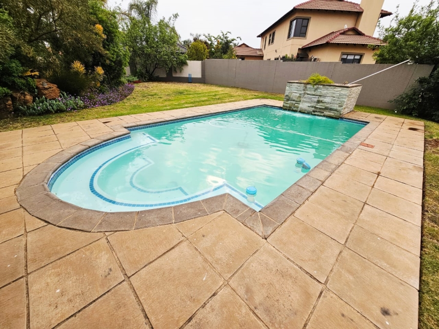 5 Bedroom Property for Sale in Monavoni Gauteng