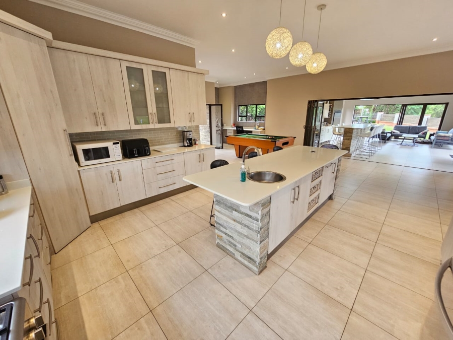 5 Bedroom Property for Sale in Monavoni Gauteng
