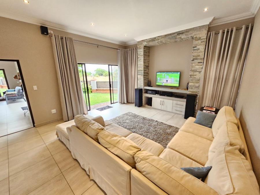 5 Bedroom Property for Sale in Monavoni Gauteng