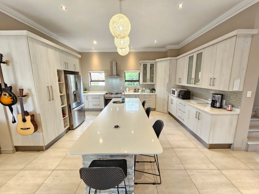 5 Bedroom Property for Sale in Monavoni Gauteng