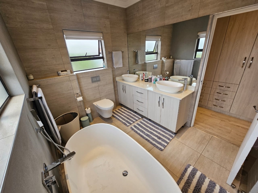 5 Bedroom Property for Sale in Monavoni Gauteng