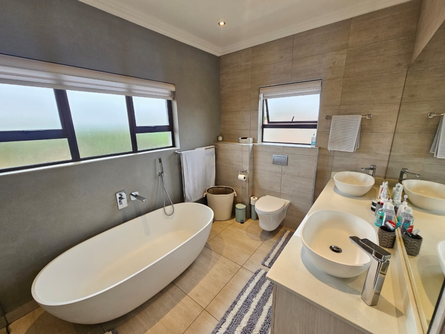 5 Bedroom Property for Sale in Monavoni Gauteng