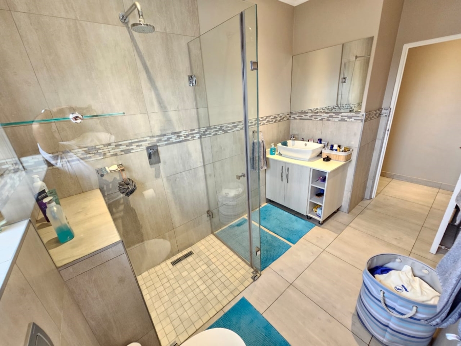 5 Bedroom Property for Sale in Monavoni Gauteng