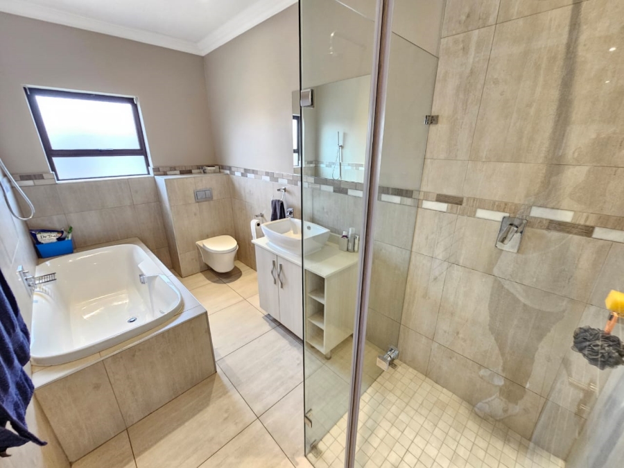5 Bedroom Property for Sale in Monavoni Gauteng