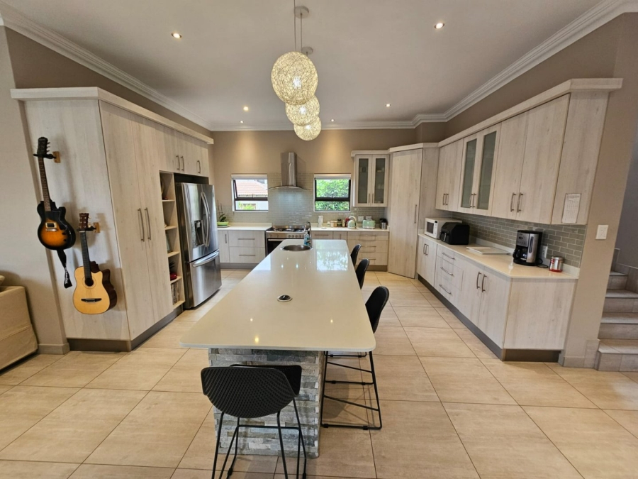 5 Bedroom Property for Sale in Monavoni Gauteng