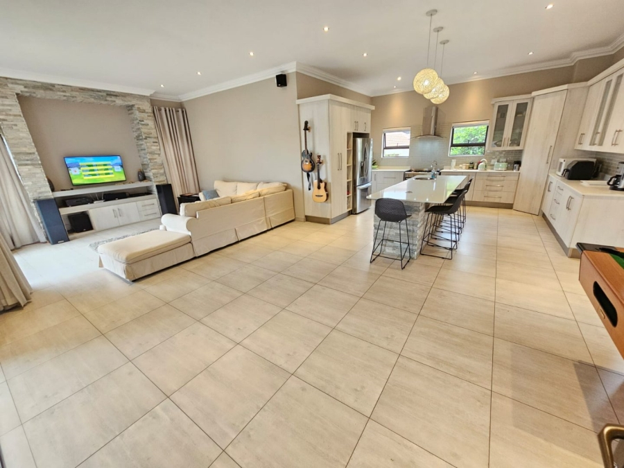 5 Bedroom Property for Sale in Monavoni Gauteng