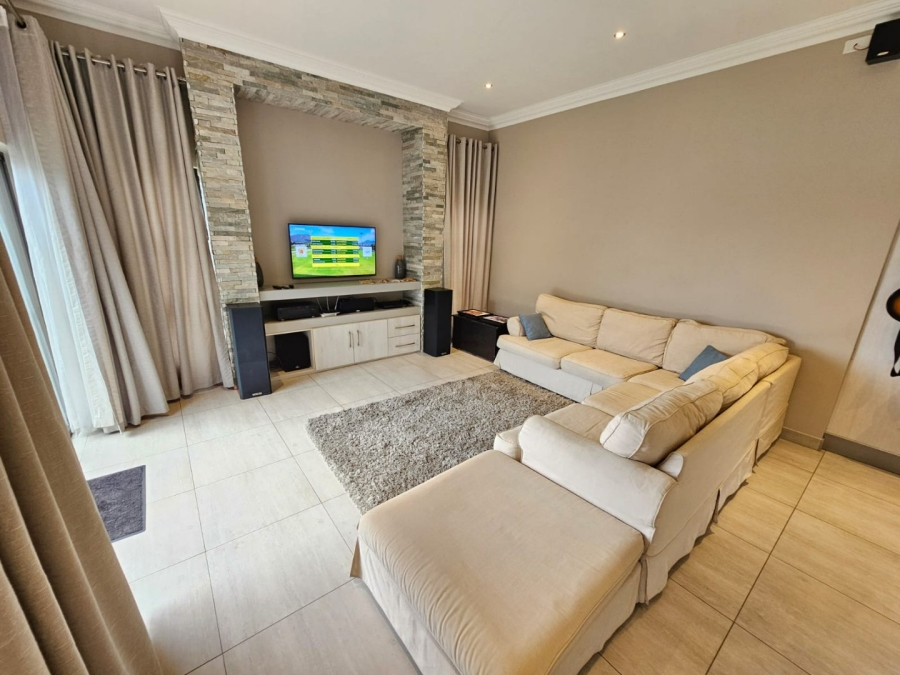 5 Bedroom Property for Sale in Monavoni Gauteng