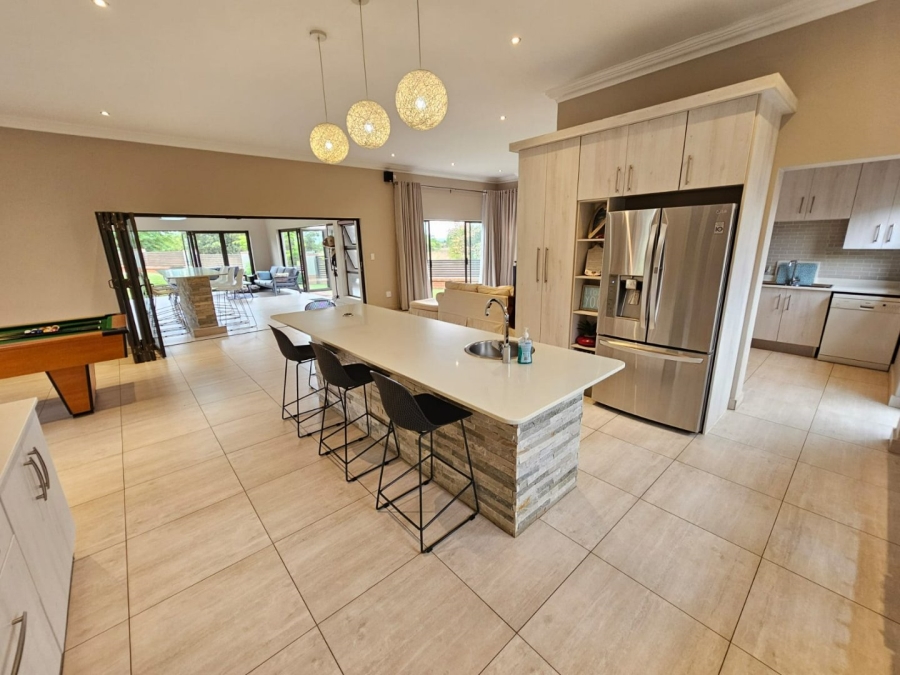 5 Bedroom Property for Sale in Monavoni Gauteng