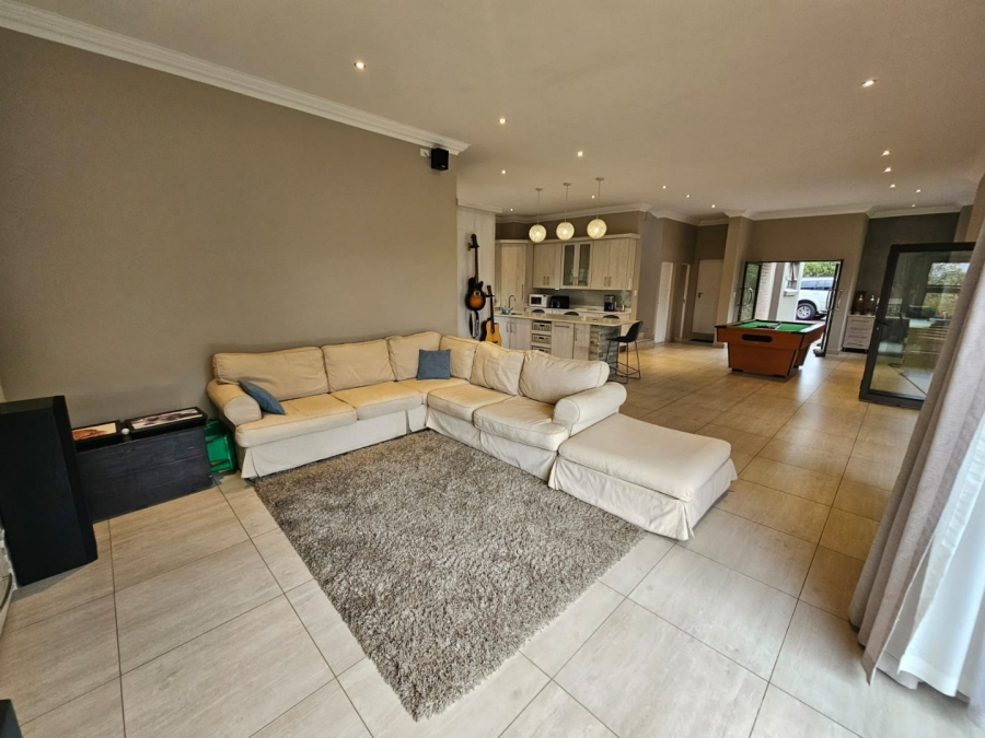 5 Bedroom Property for Sale in Monavoni Gauteng