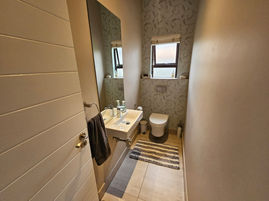 5 Bedroom Property for Sale in Monavoni Gauteng