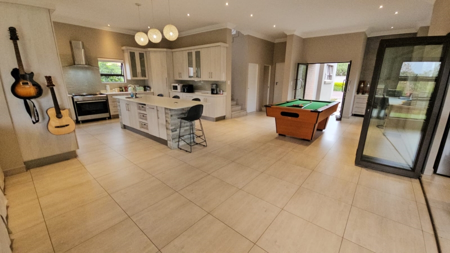 5 Bedroom Property for Sale in Monavoni Gauteng