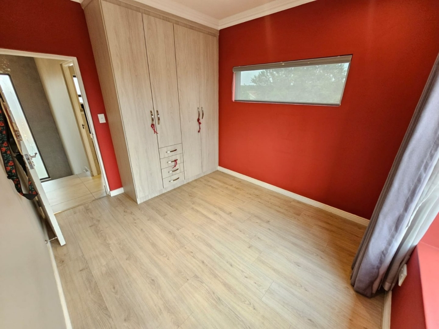 5 Bedroom Property for Sale in Monavoni Gauteng