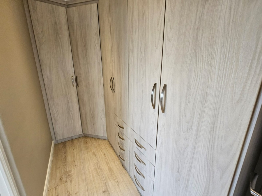 5 Bedroom Property for Sale in Monavoni Gauteng
