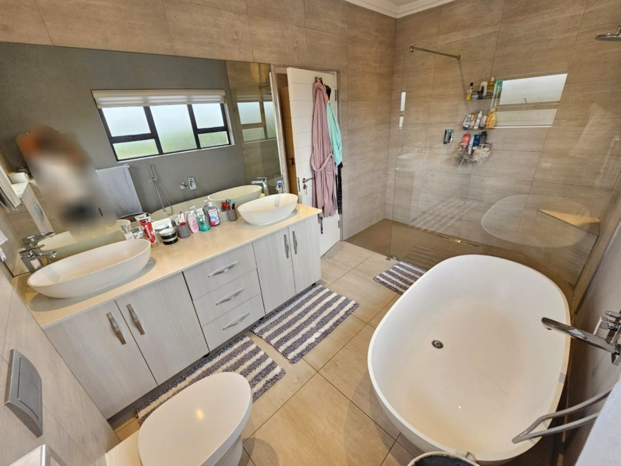 5 Bedroom Property for Sale in Monavoni Gauteng