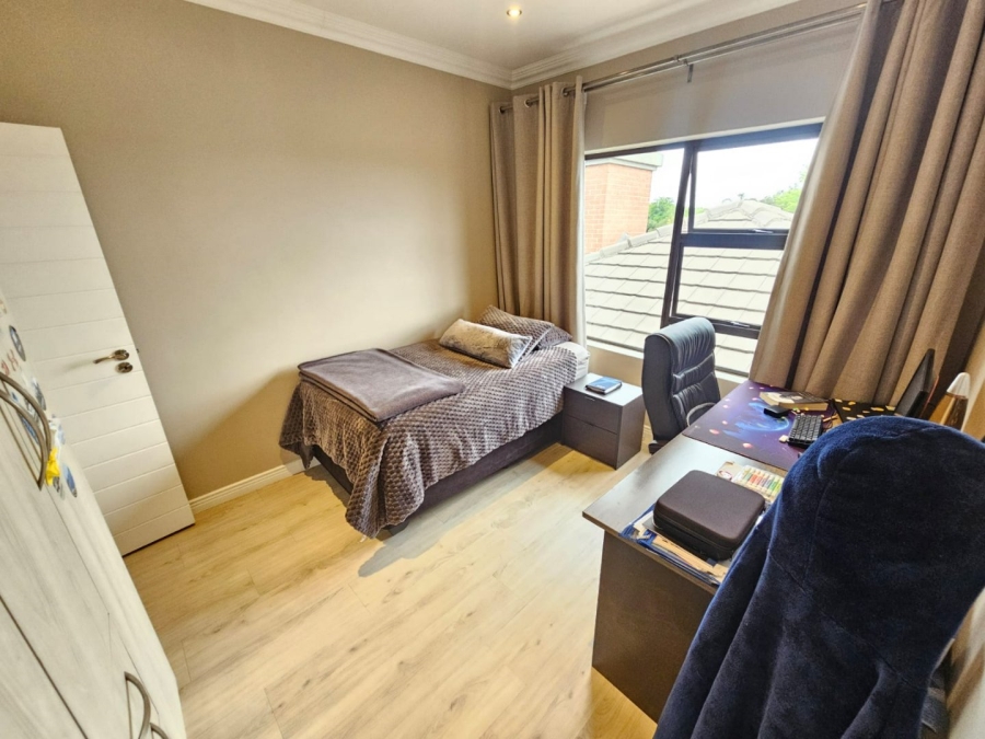 5 Bedroom Property for Sale in Monavoni Gauteng