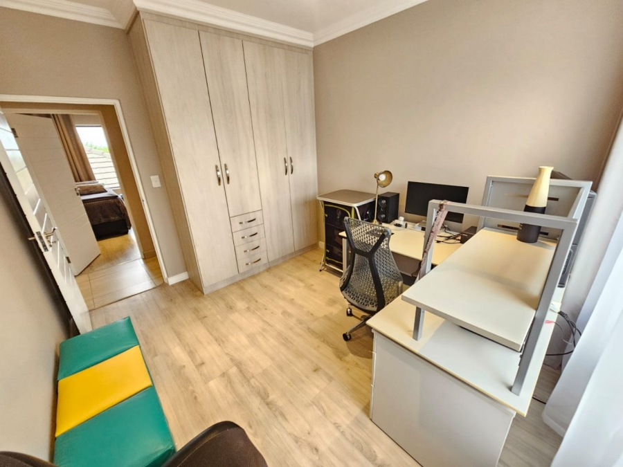5 Bedroom Property for Sale in Monavoni Gauteng
