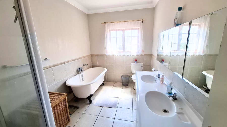 5 Bedroom Property for Sale in Kyalami Hills Gauteng