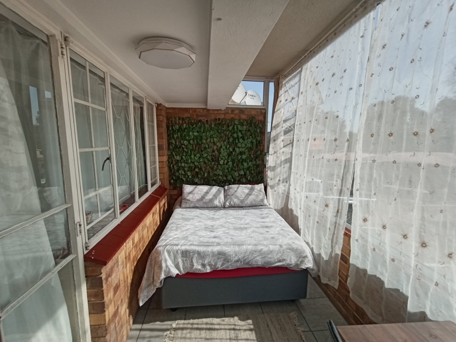 To Let 1 Bedroom Property for Rent in Waverley Gauteng