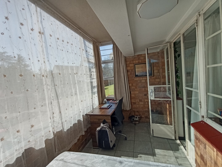 To Let 1 Bedroom Property for Rent in Waverley Gauteng