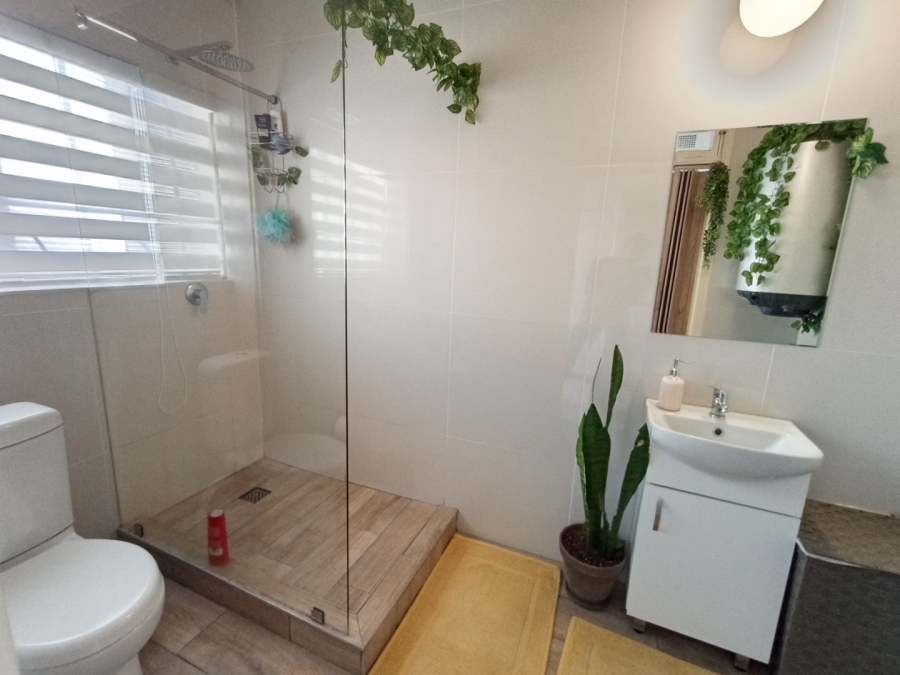 To Let 1 Bedroom Property for Rent in Waverley Gauteng