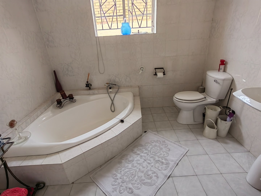 5 Bedroom Property for Sale in Sophiatown Gauteng