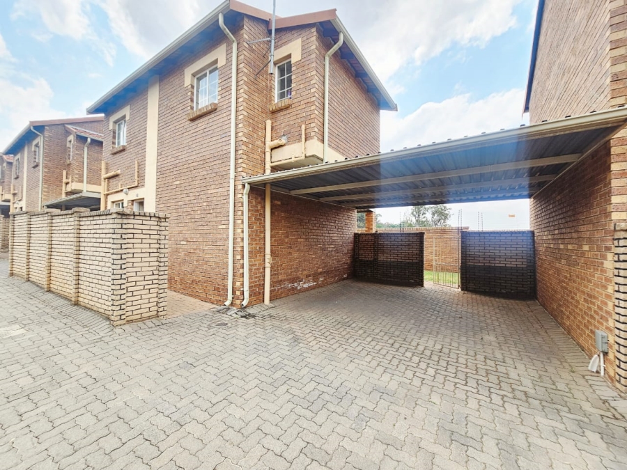 To Let 2 Bedroom Property for Rent in Raslouw Gauteng