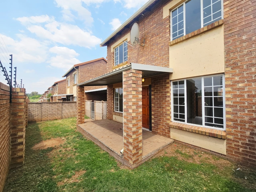 To Let 2 Bedroom Property for Rent in Raslouw Gauteng