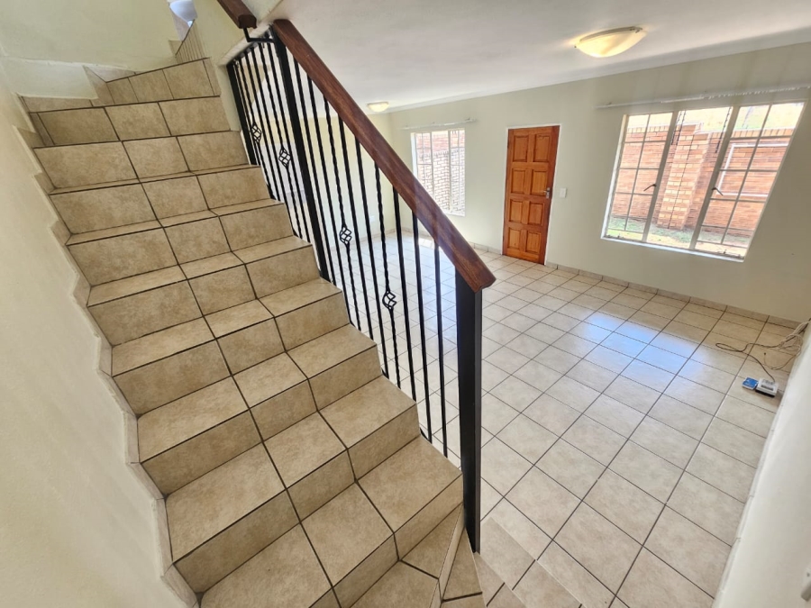 To Let 2 Bedroom Property for Rent in Raslouw Gauteng