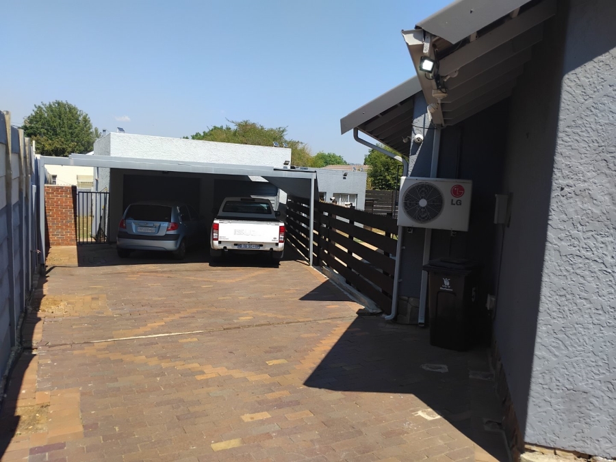6 Bedroom Property for Sale in Dowerglen Gauteng