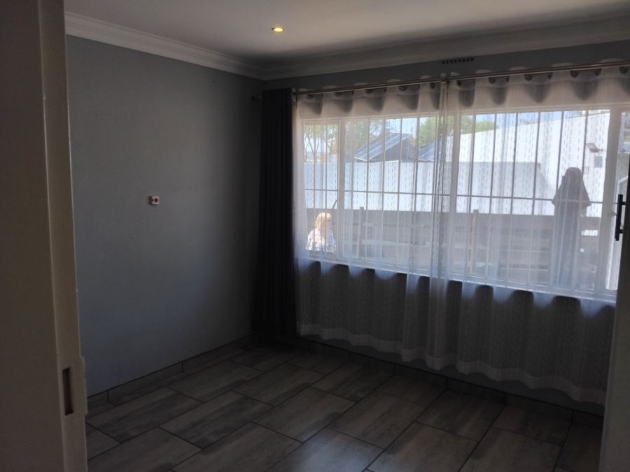 6 Bedroom Property for Sale in Dowerglen Gauteng