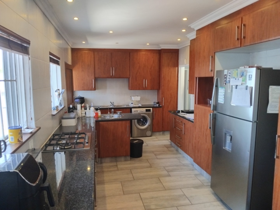 6 Bedroom Property for Sale in Dowerglen Gauteng