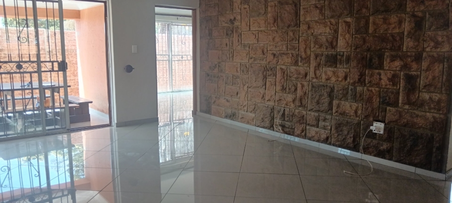 To Let 3 Bedroom Property for Rent in Glen Marais Gauteng