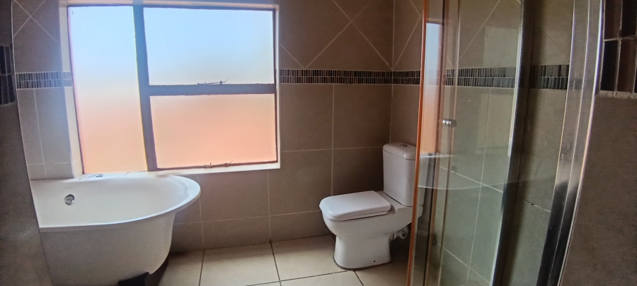 To Let 3 Bedroom Property for Rent in Glen Marais Gauteng