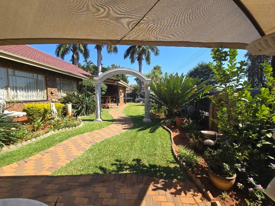 4 Bedroom Property for Sale in Dorandia Gauteng