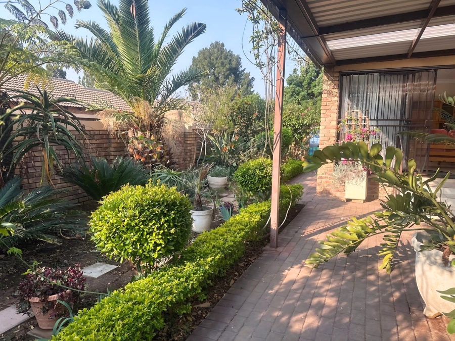 2 Bedroom Property for Sale in Honeydew Manor Gauteng