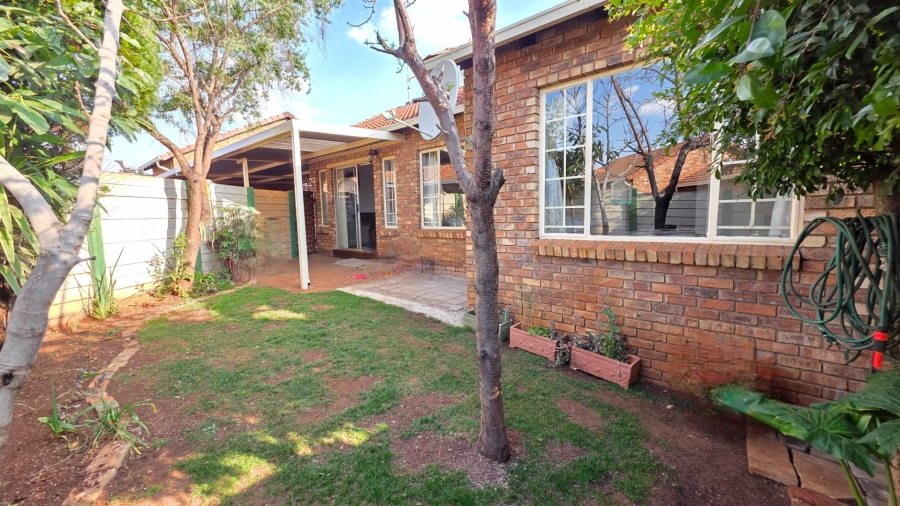 2 Bedroom Property for Sale in Eldoraigne Gauteng