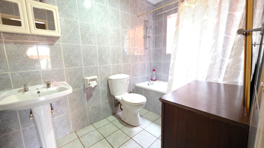 2 Bedroom Property for Sale in Eldoraigne Gauteng