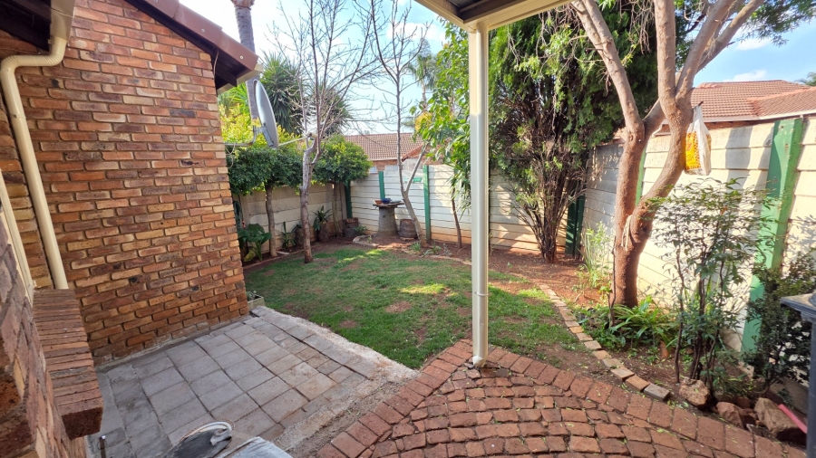 2 Bedroom Property for Sale in Eldoraigne Gauteng