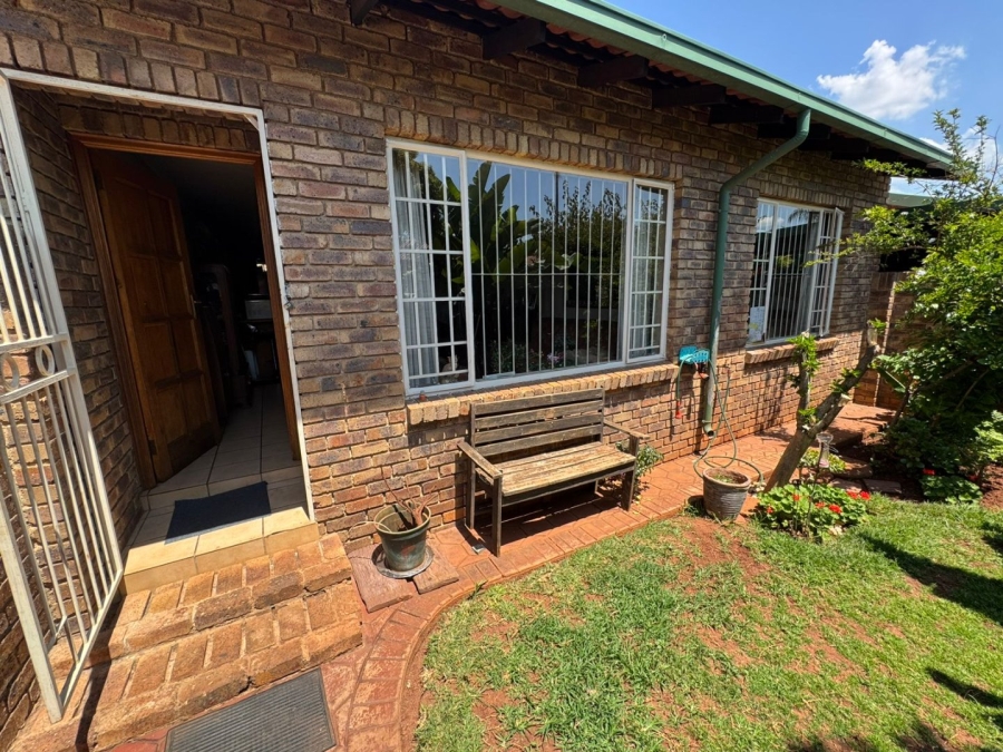 2 Bedroom Property for Sale in Die Hoewes Gauteng