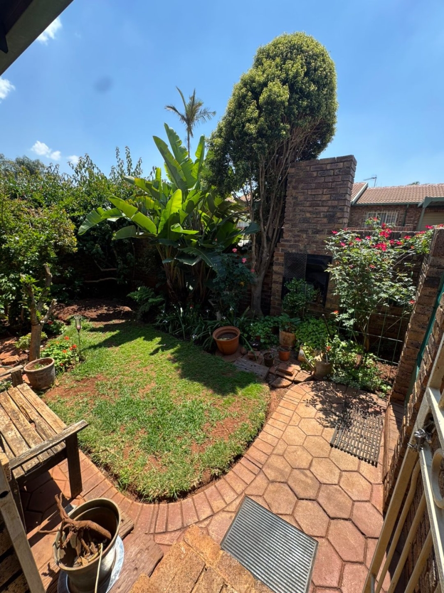 2 Bedroom Property for Sale in Die Hoewes Gauteng