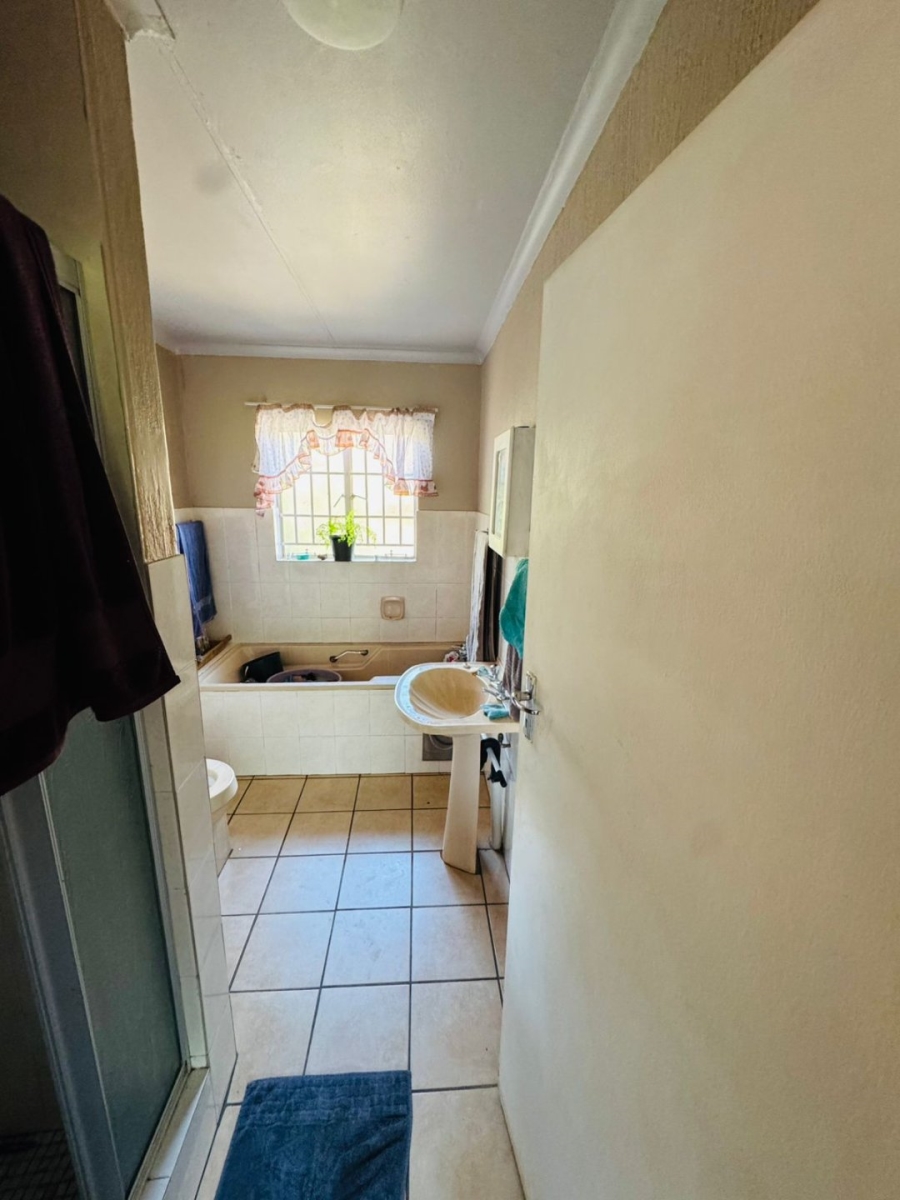 2 Bedroom Property for Sale in Die Hoewes Gauteng