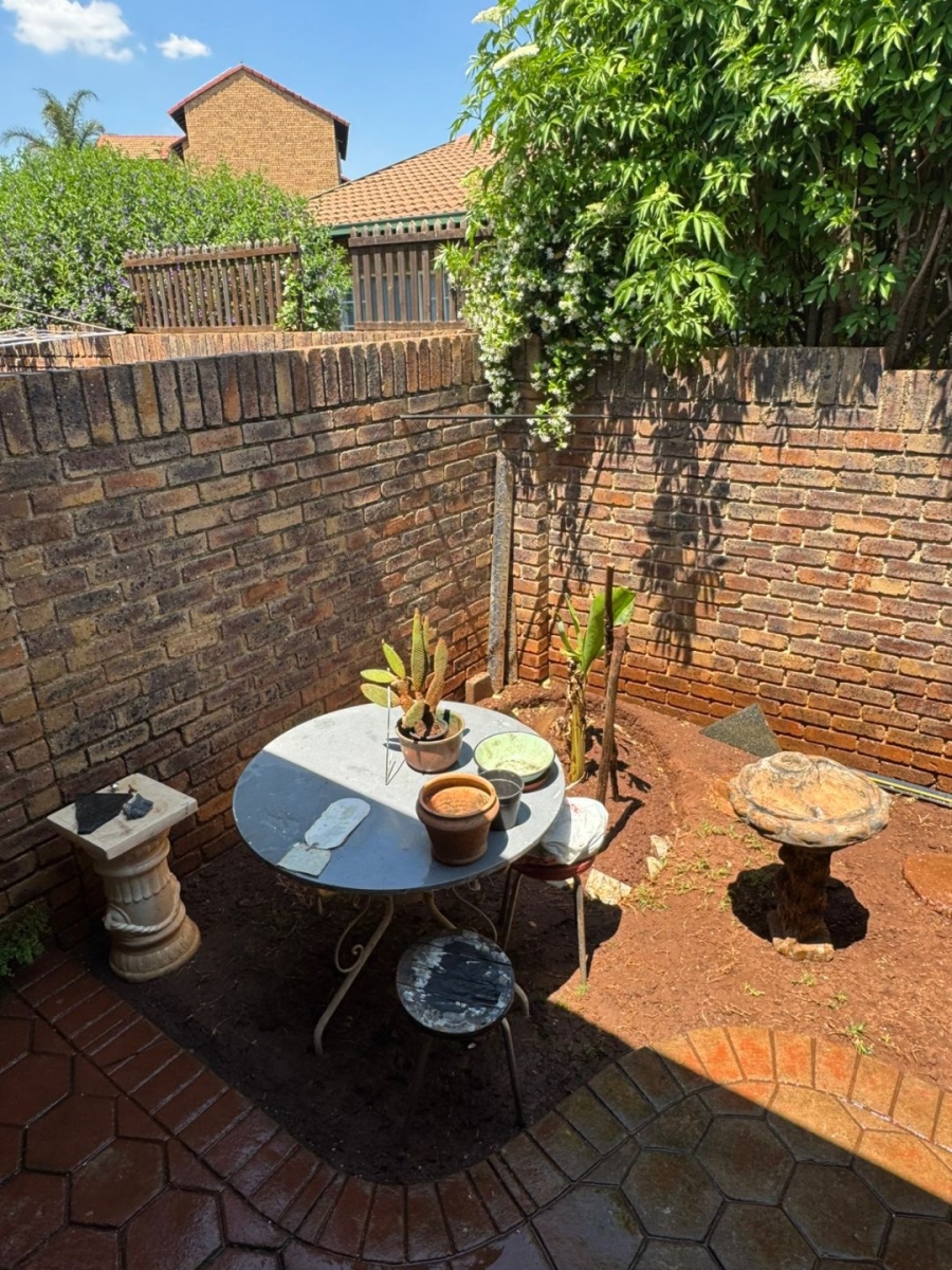2 Bedroom Property for Sale in Die Hoewes Gauteng
