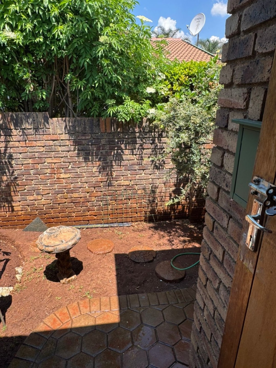 2 Bedroom Property for Sale in Die Hoewes Gauteng