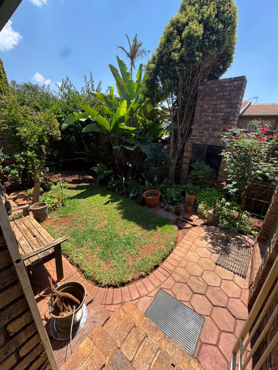 2 Bedroom Property for Sale in Die Hoewes Gauteng
