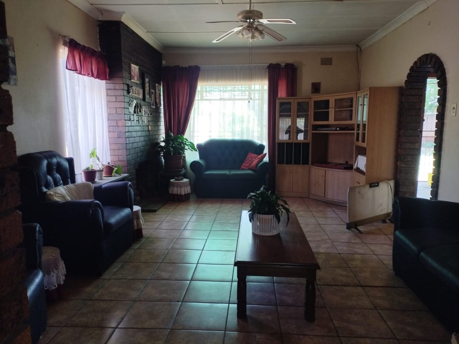 6 Bedroom Property for Sale in Casseldale Gauteng