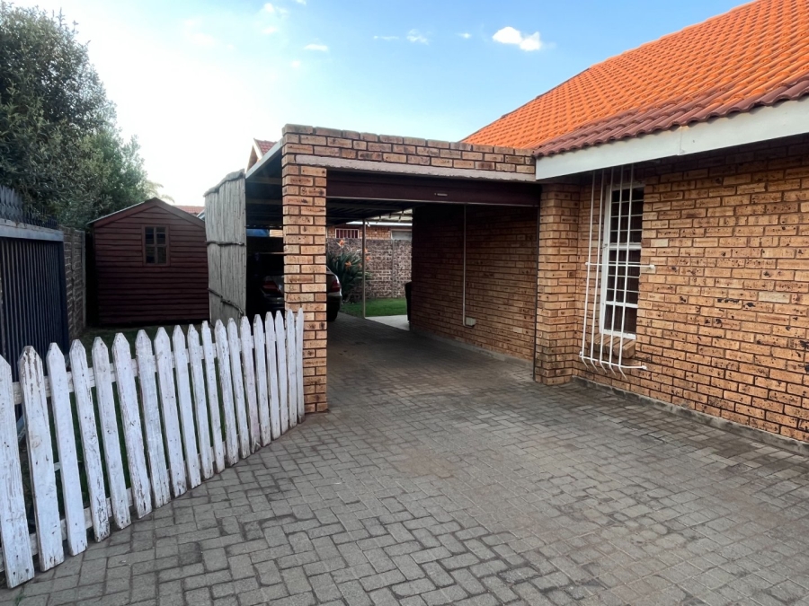 2 Bedroom Property for Sale in Bonaero Park Gauteng