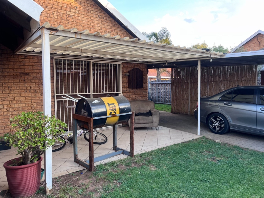 2 Bedroom Property for Sale in Bonaero Park Gauteng