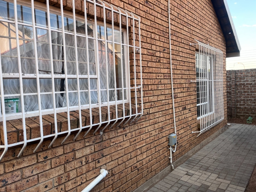 2 Bedroom Property for Sale in Bonaero Park Gauteng