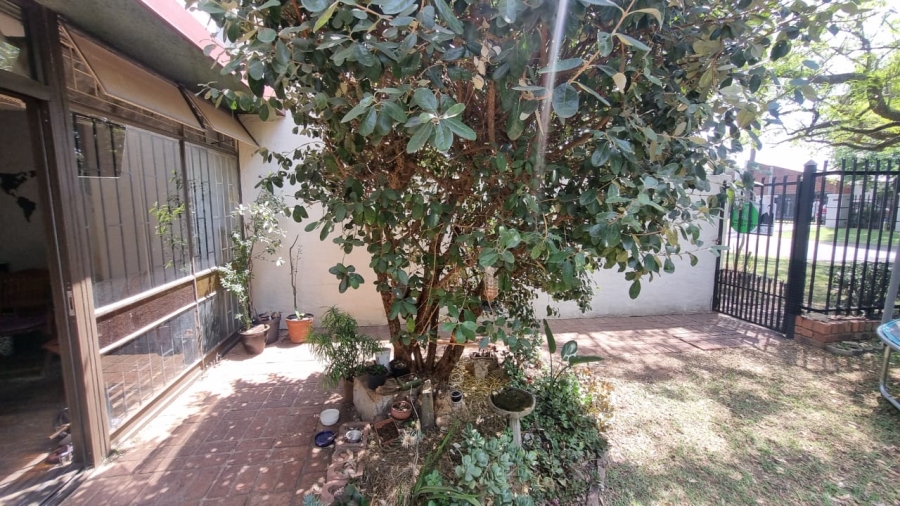 2 Bedroom Property for Sale in Queenswood Gauteng