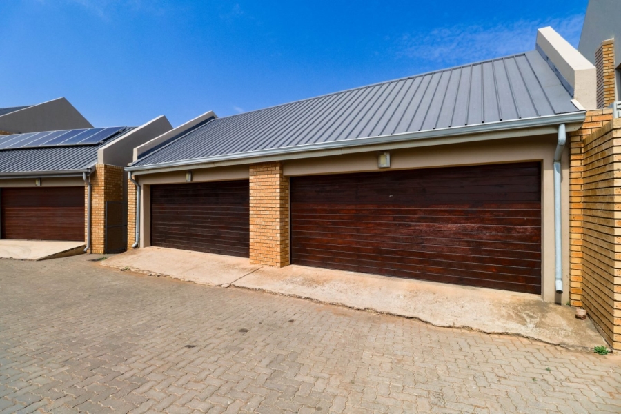 6 Bedroom Property for Sale in Aquavista Mountain Estate Gauteng